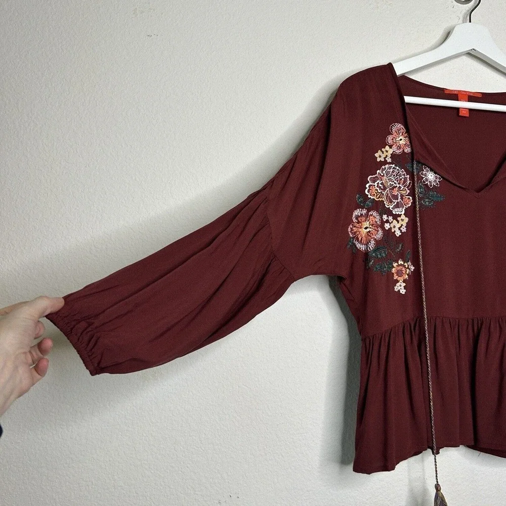 Chelsea & Violet Merlot Floral Print and Embroidered Swing Bubble Sleeve Top XS - Picture 4 of 8